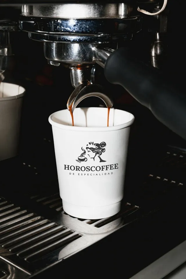 Espresso cayendo en un vaso de HOROSCOFFEE